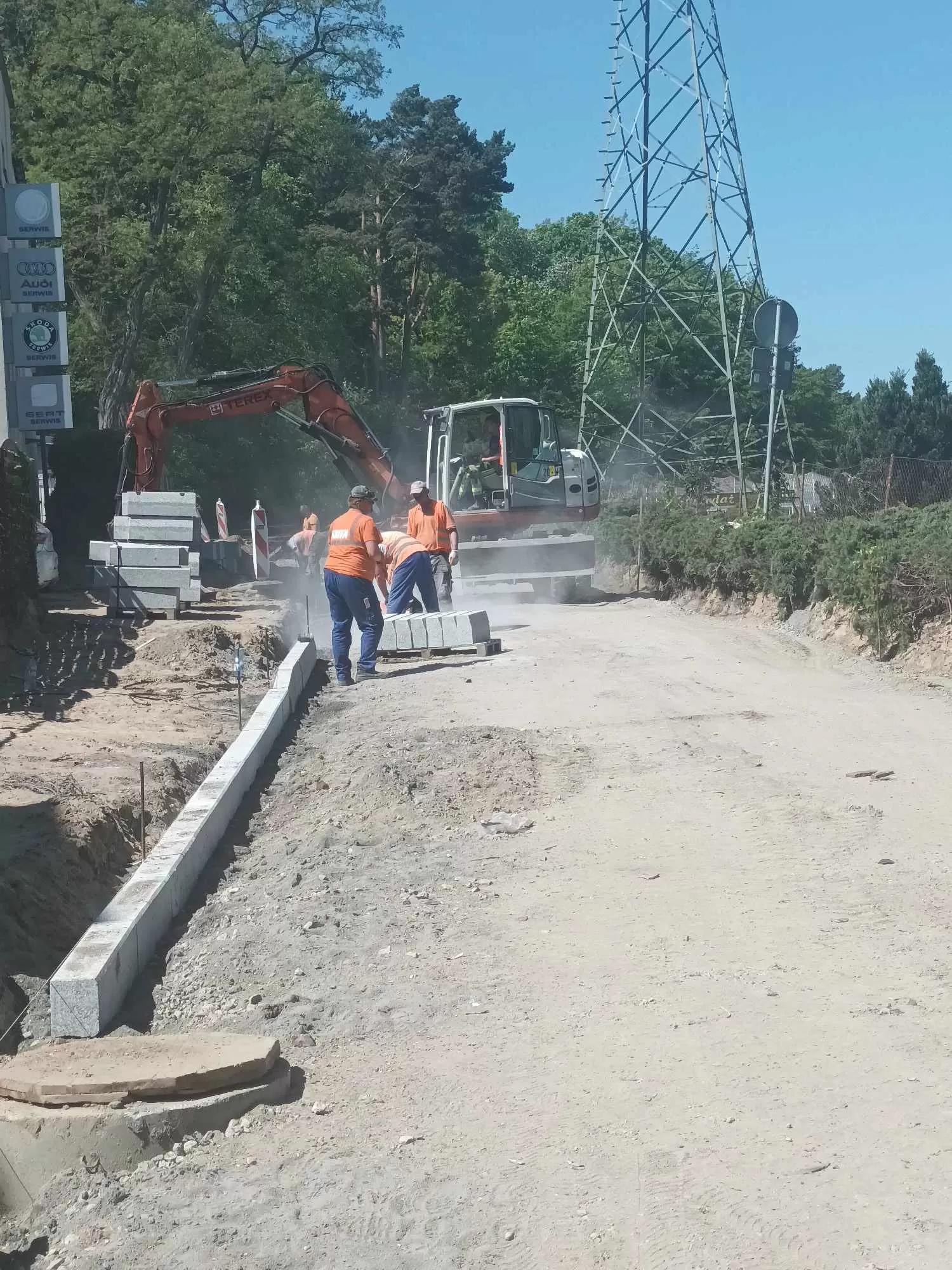 Układanie warstwy wiążącej na ul. Smolnej